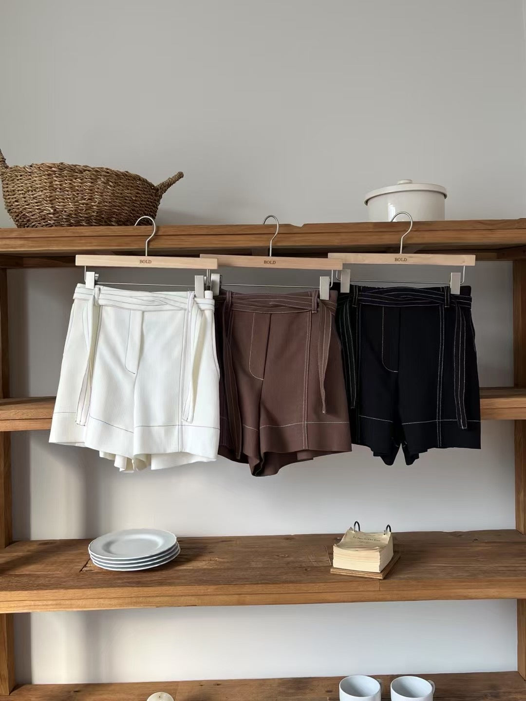 Linen Outlined Shorts with Belt