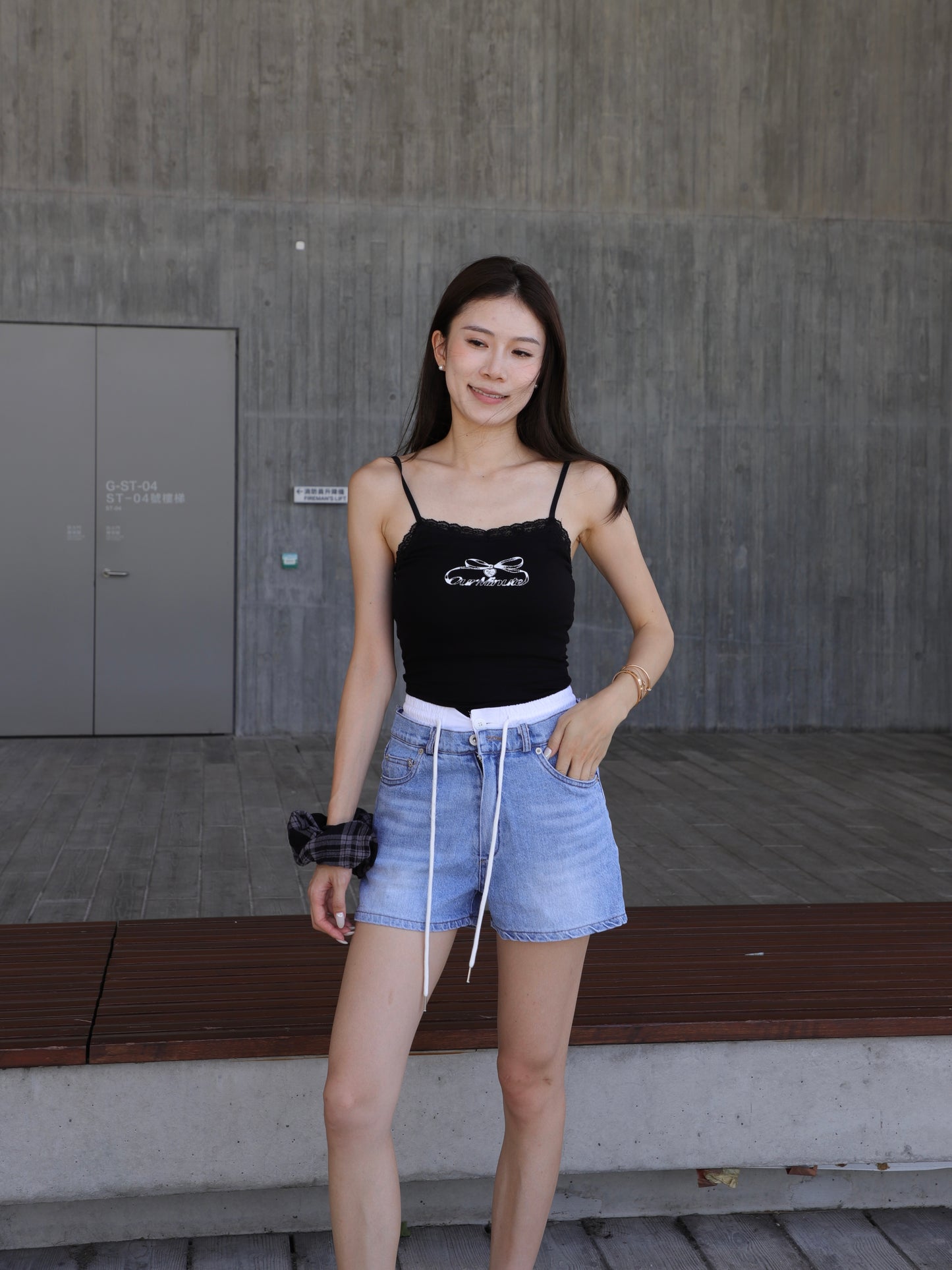 Lace Ribbon Black Tank Top with pads