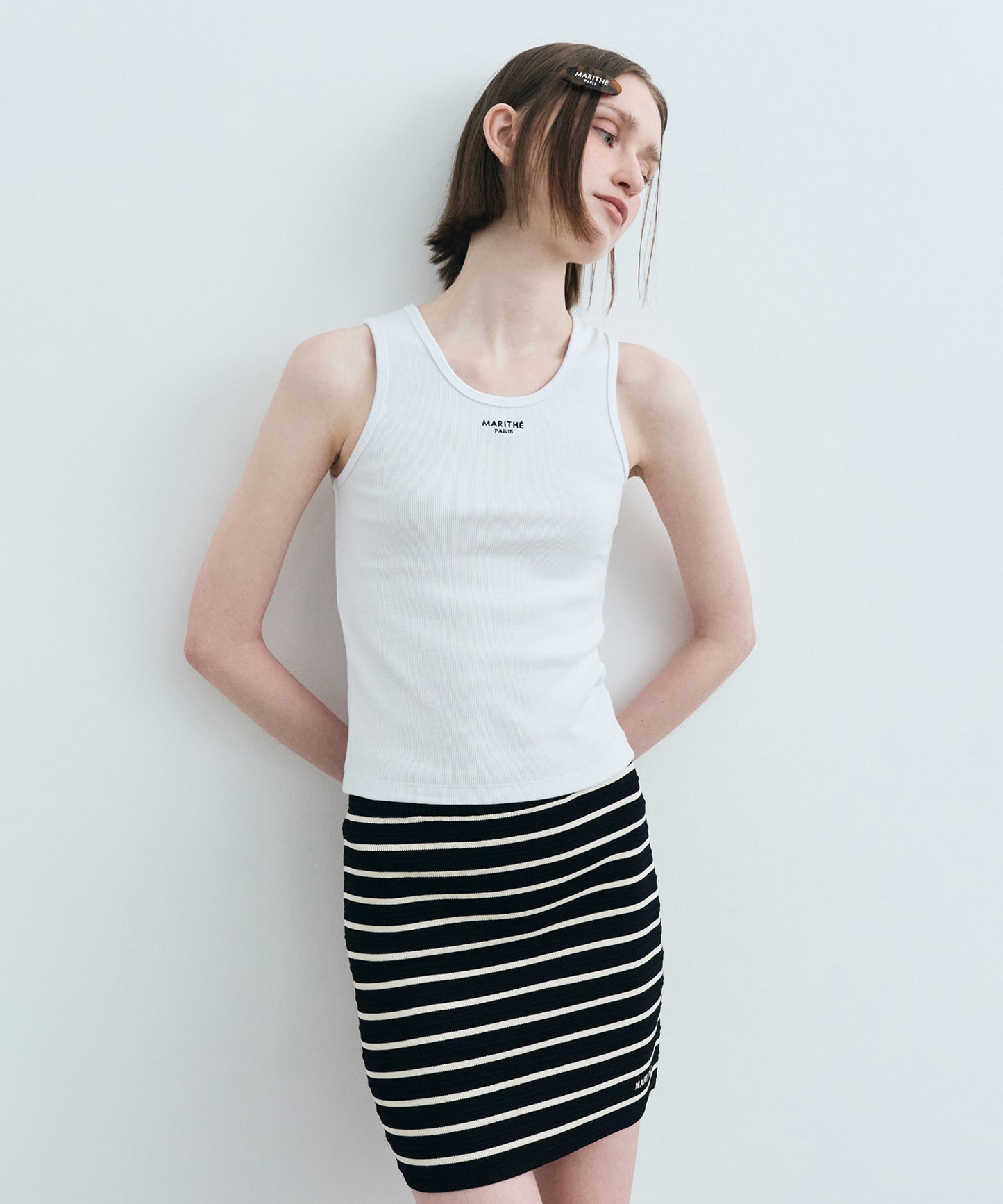 W U NECK SLEEVELESS