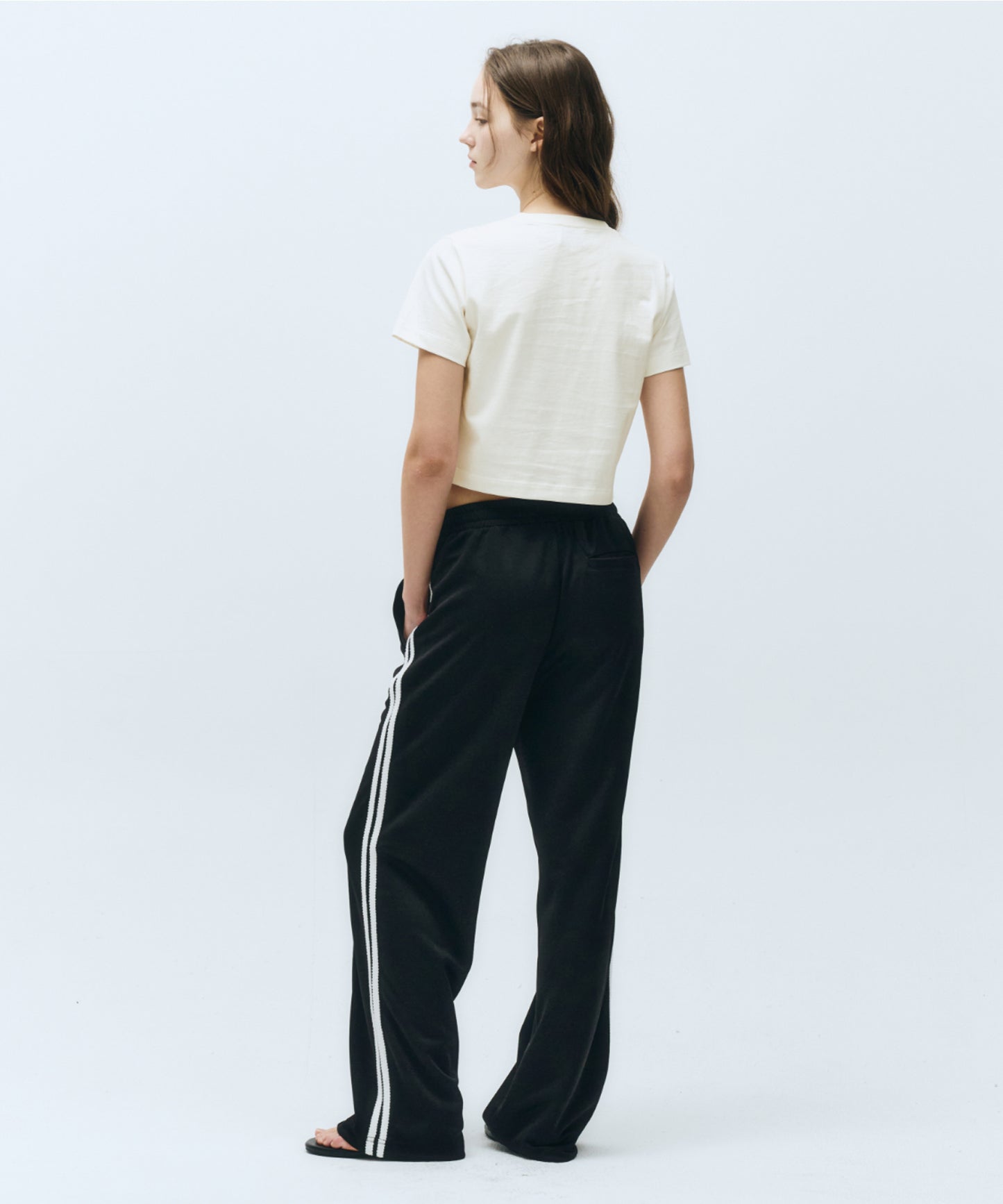 W LETTERING CROP TEE
