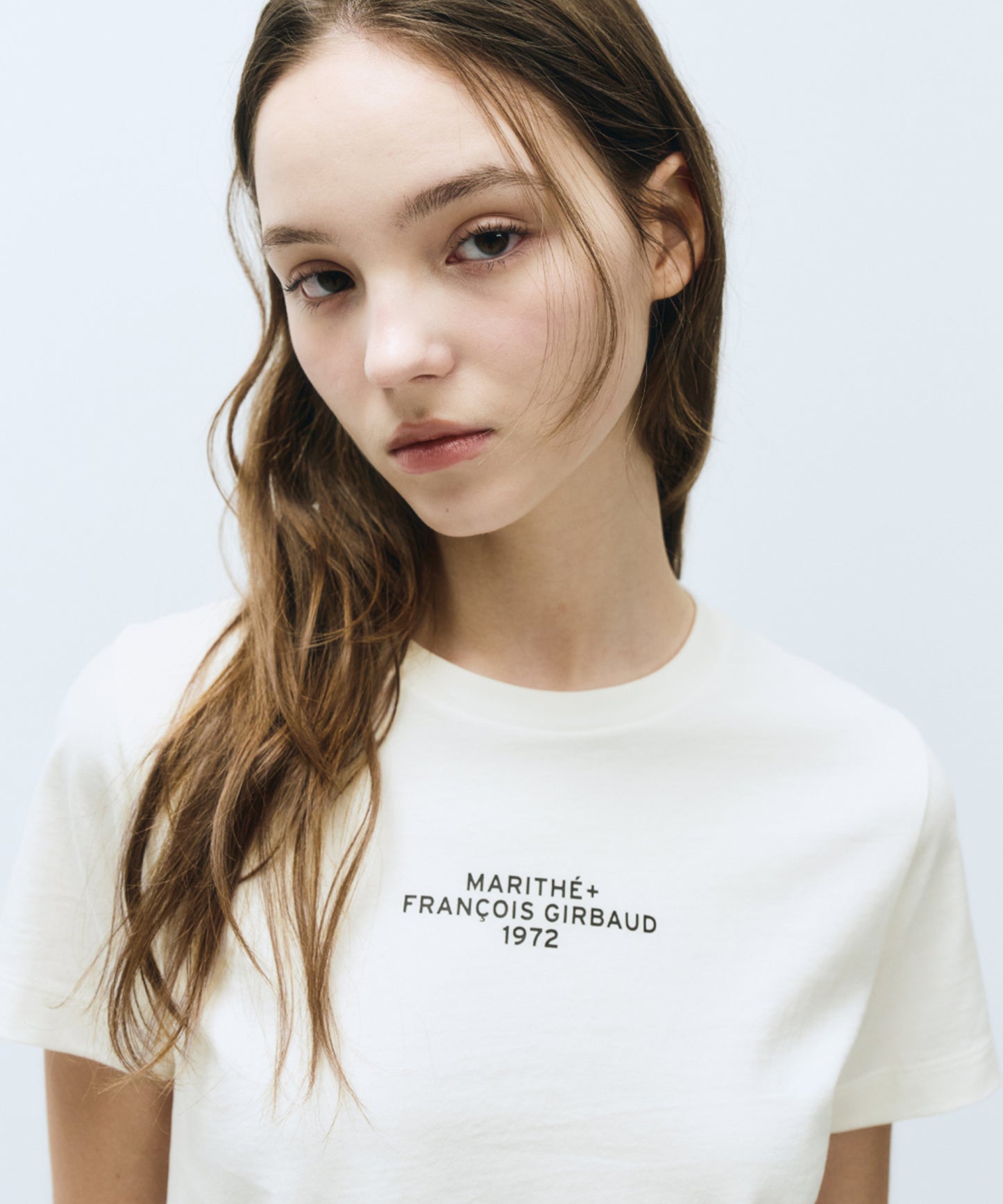 W LETTERING CROP TEE