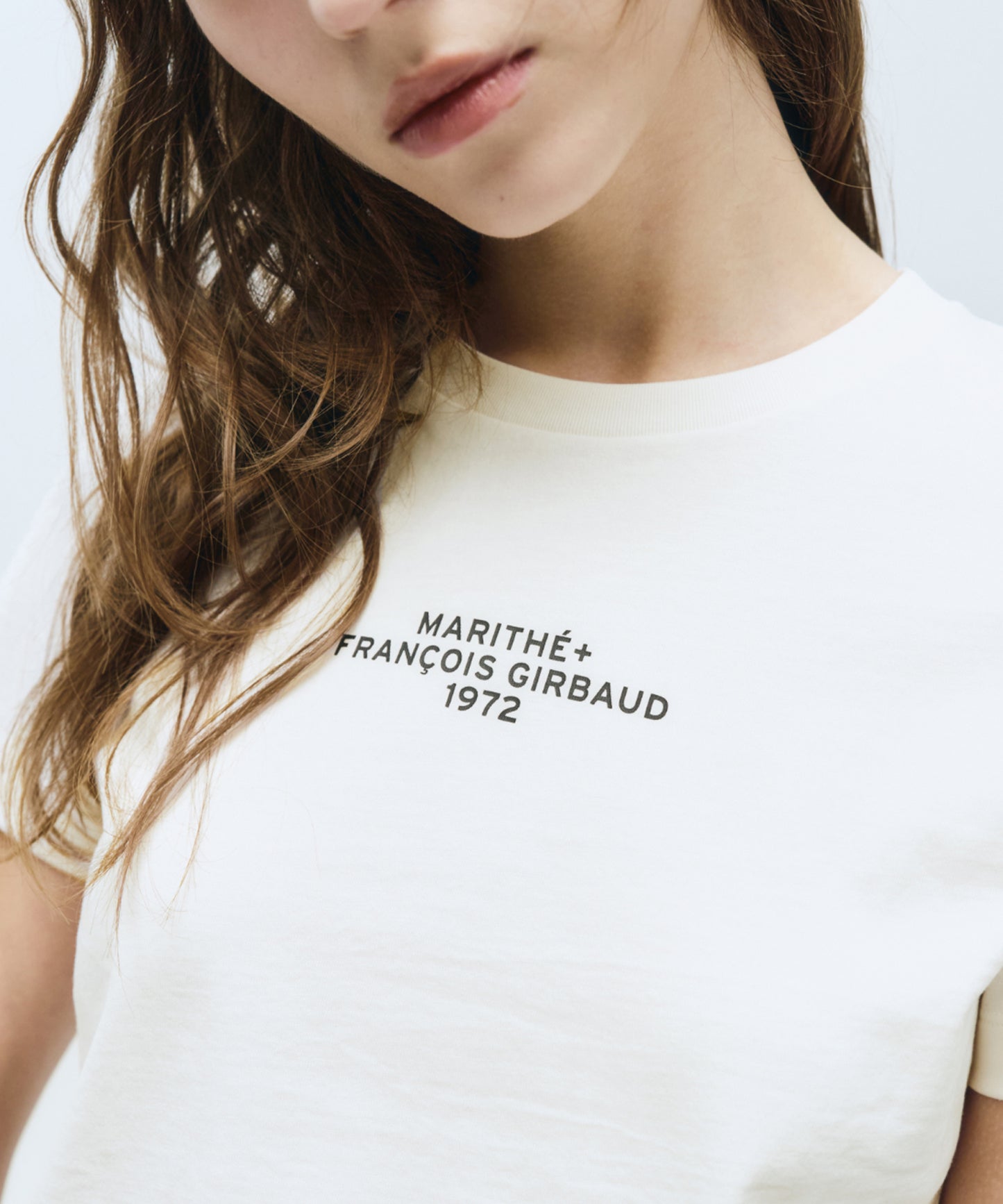 W LETTERING CROP TEE
