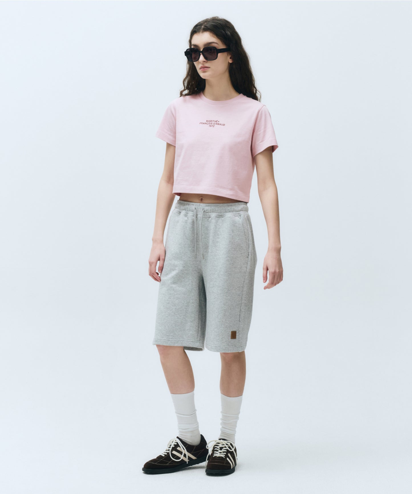 W LETTERING CROP TEE