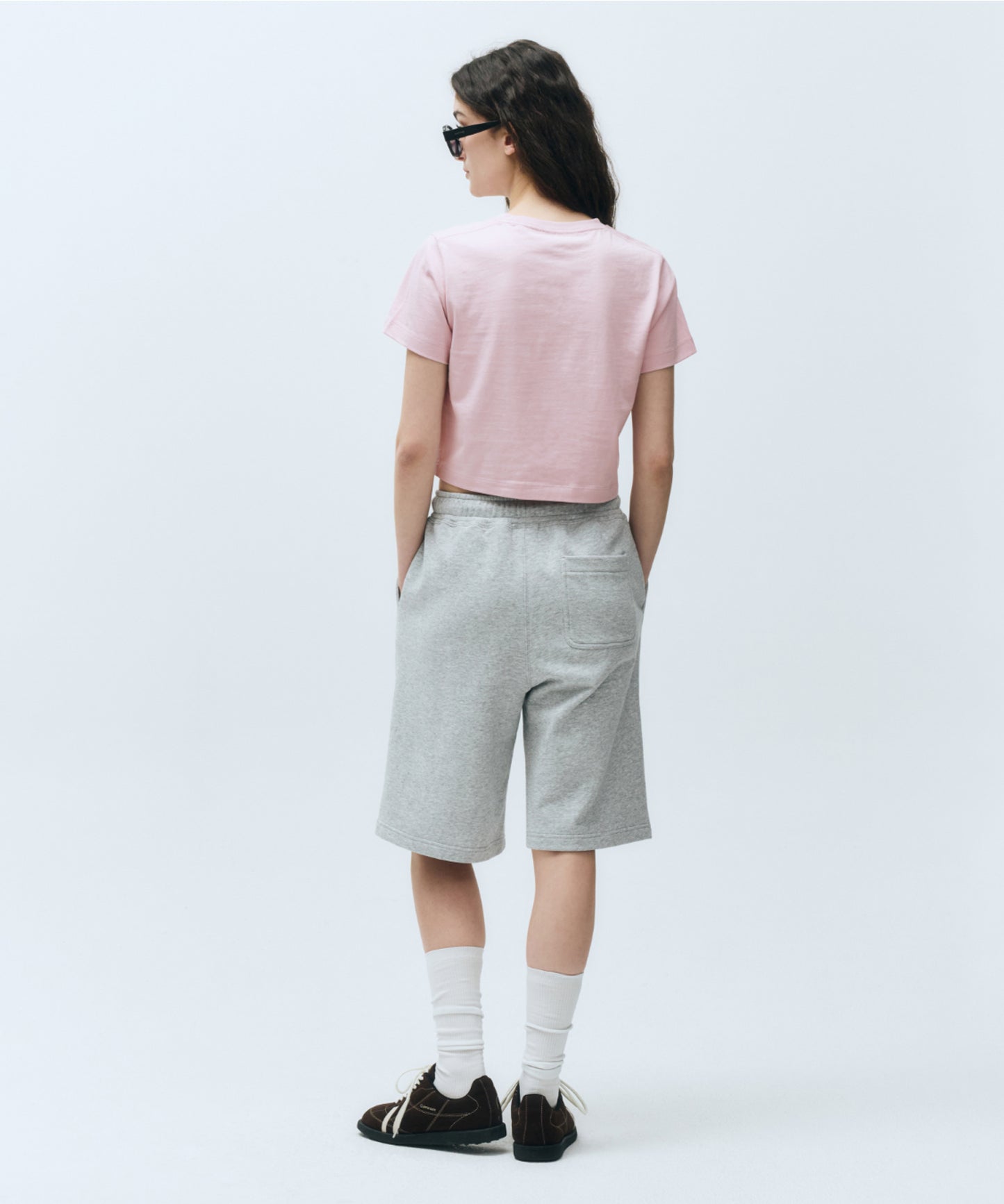 W LETTERING CROP TEE