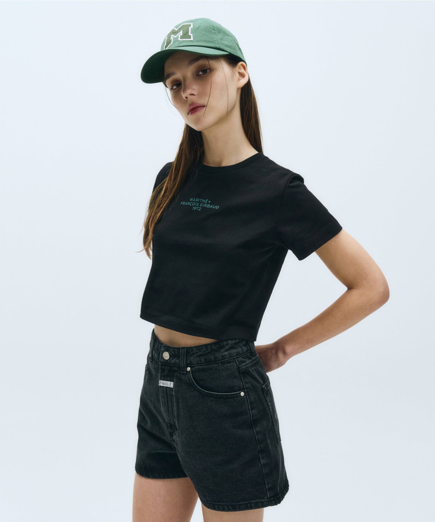 W LETTERING CROP TEE