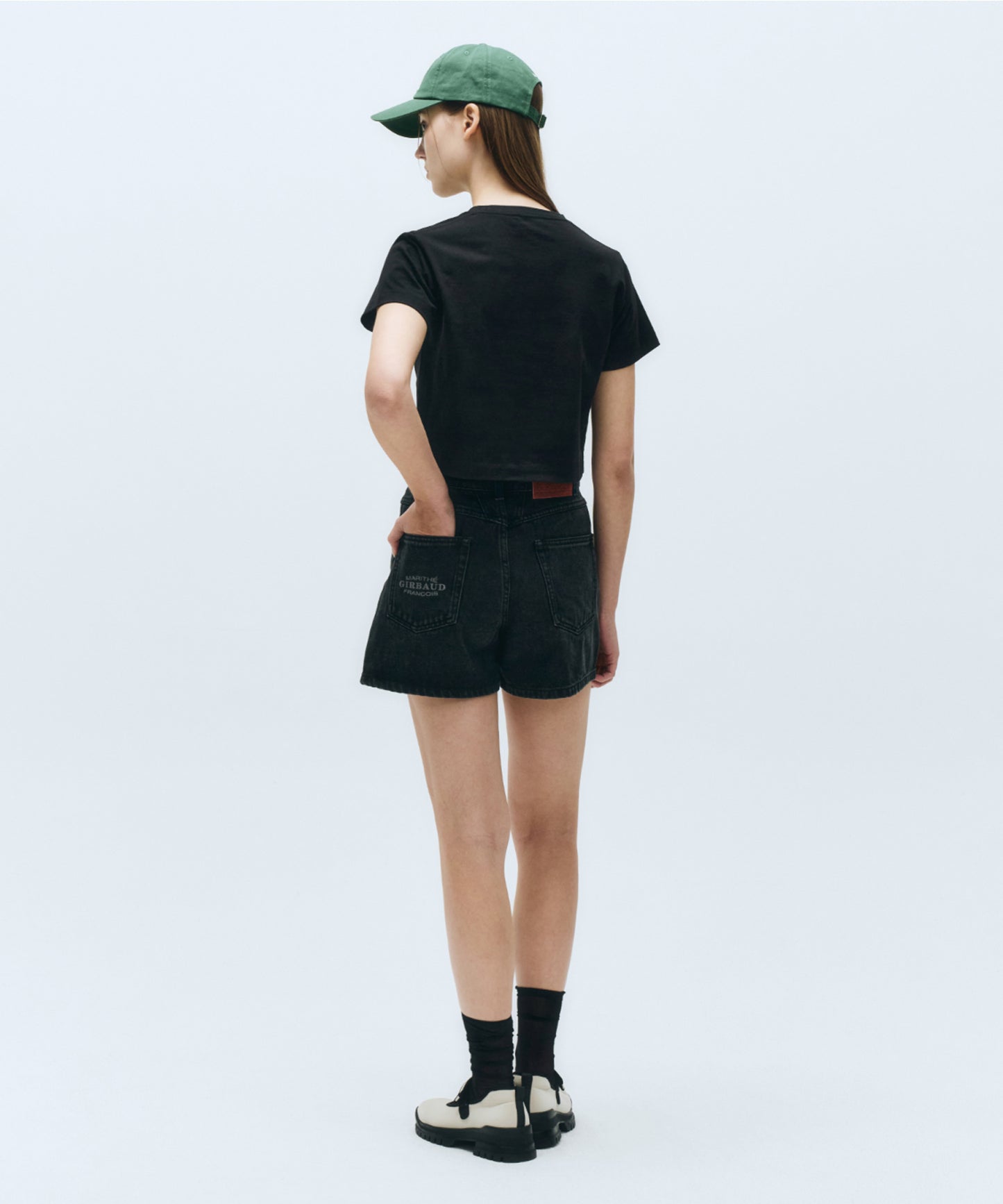 W LETTERING CROP TEE