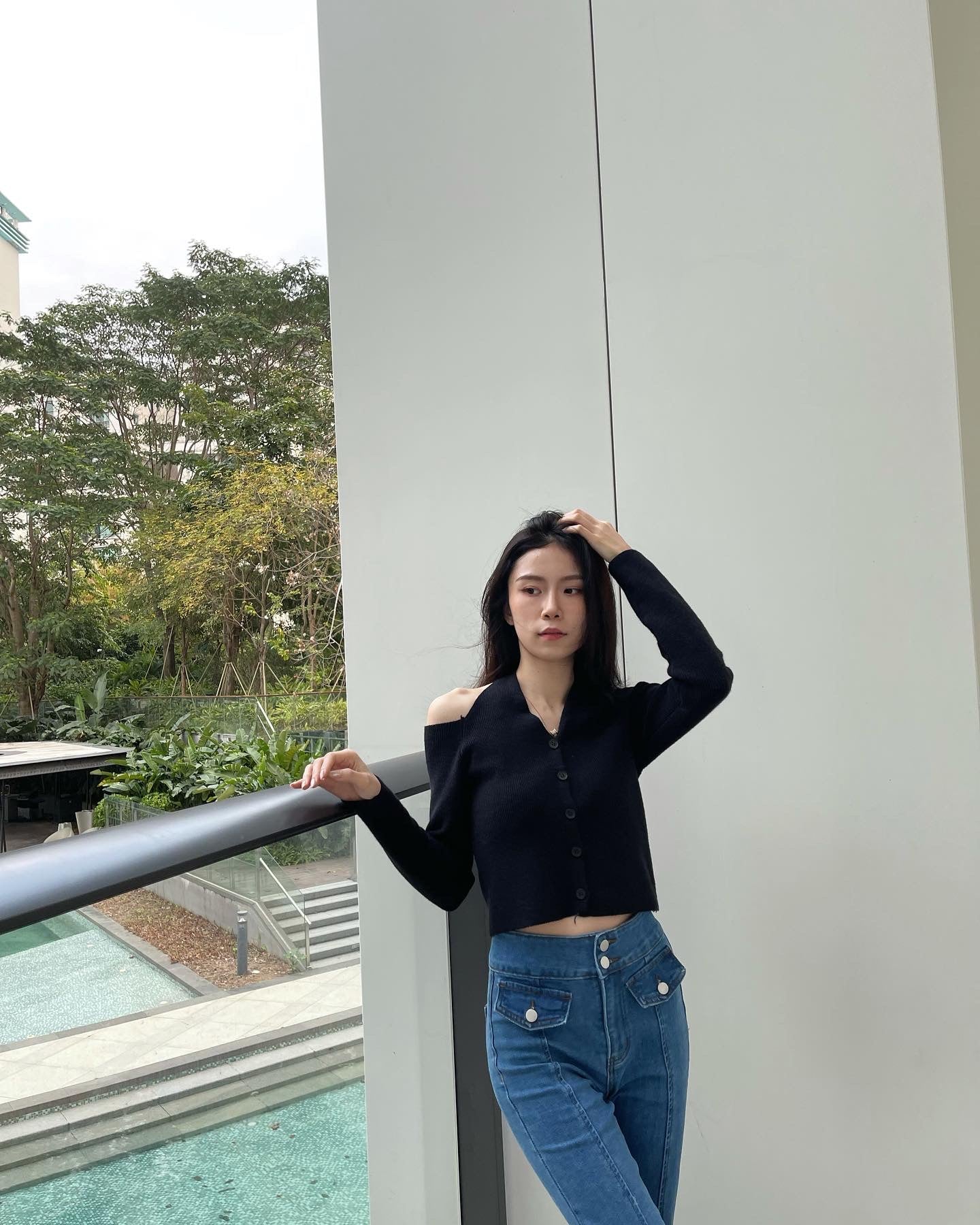 V neck strapped knit top