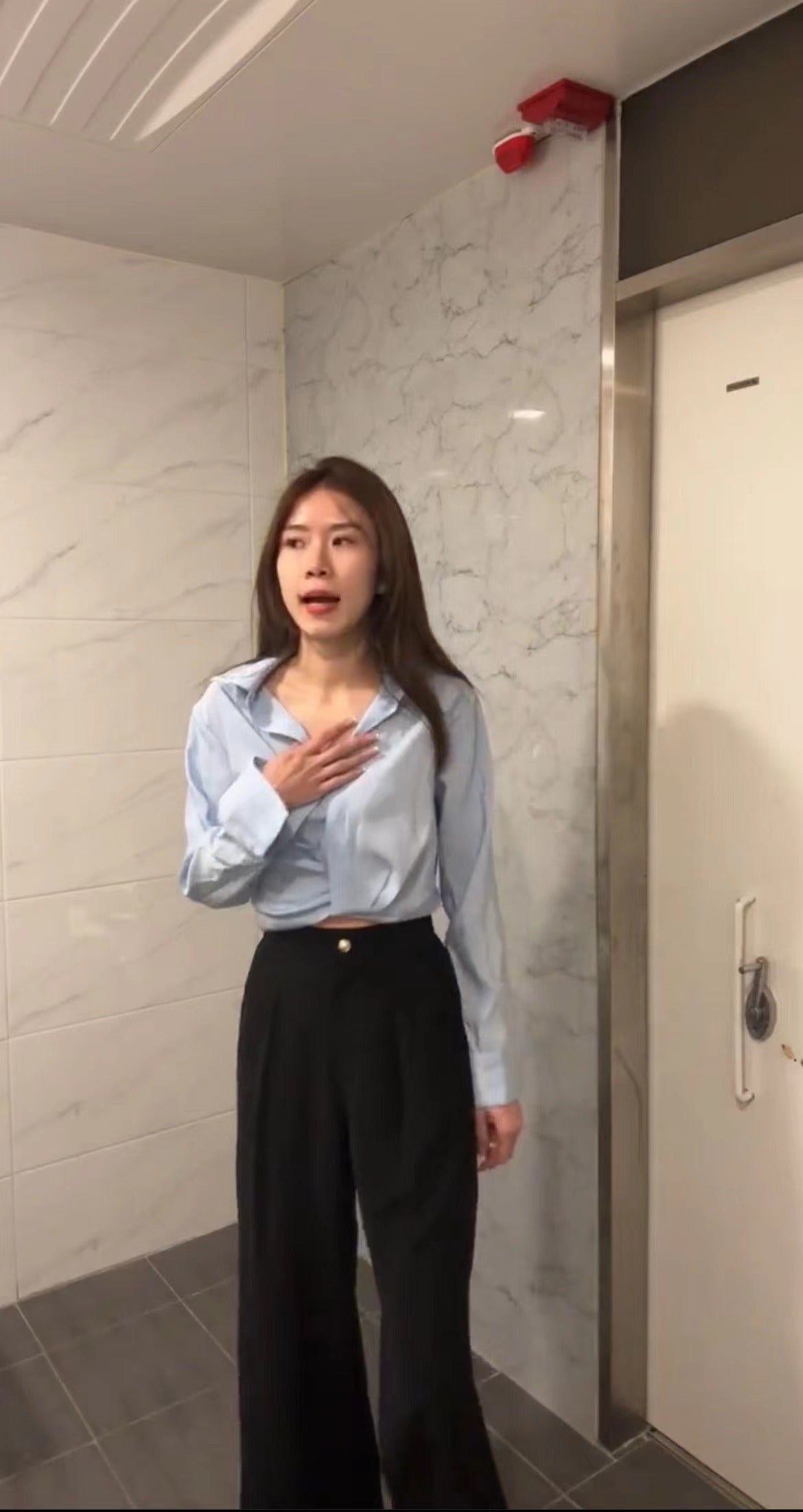 Cropped V neck Shirt