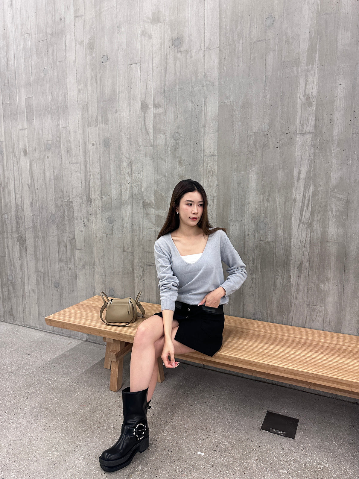 Thin wool v neck top