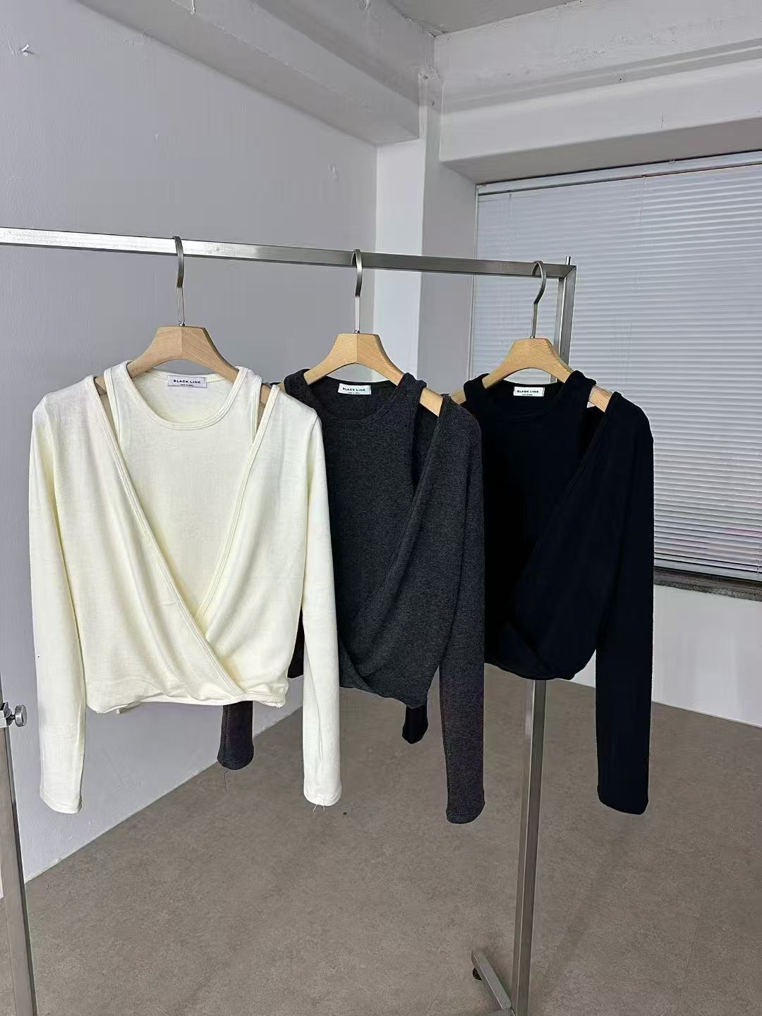 Double Holes Long Sleeves Top