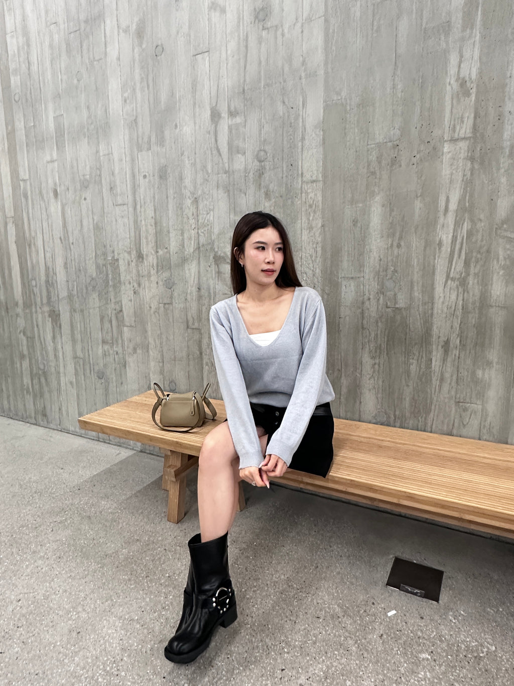 Thin wool v neck top