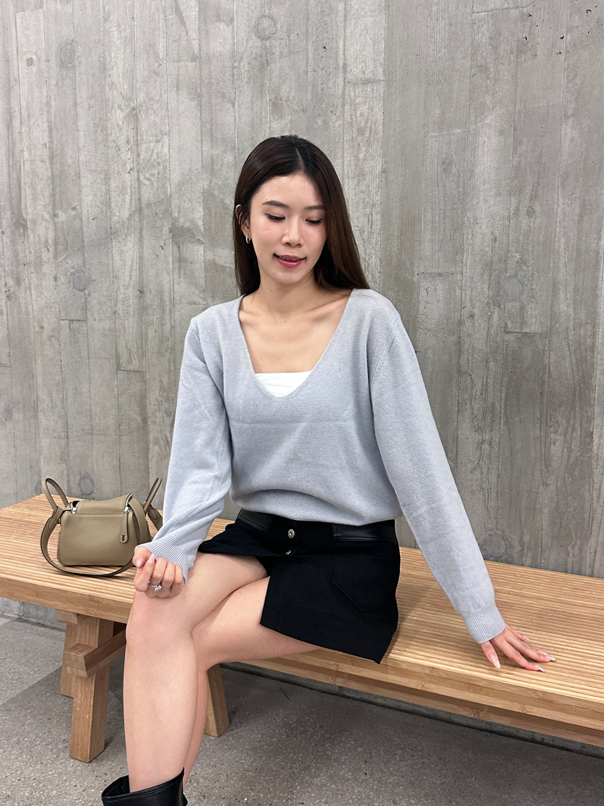 Thin wool v neck top