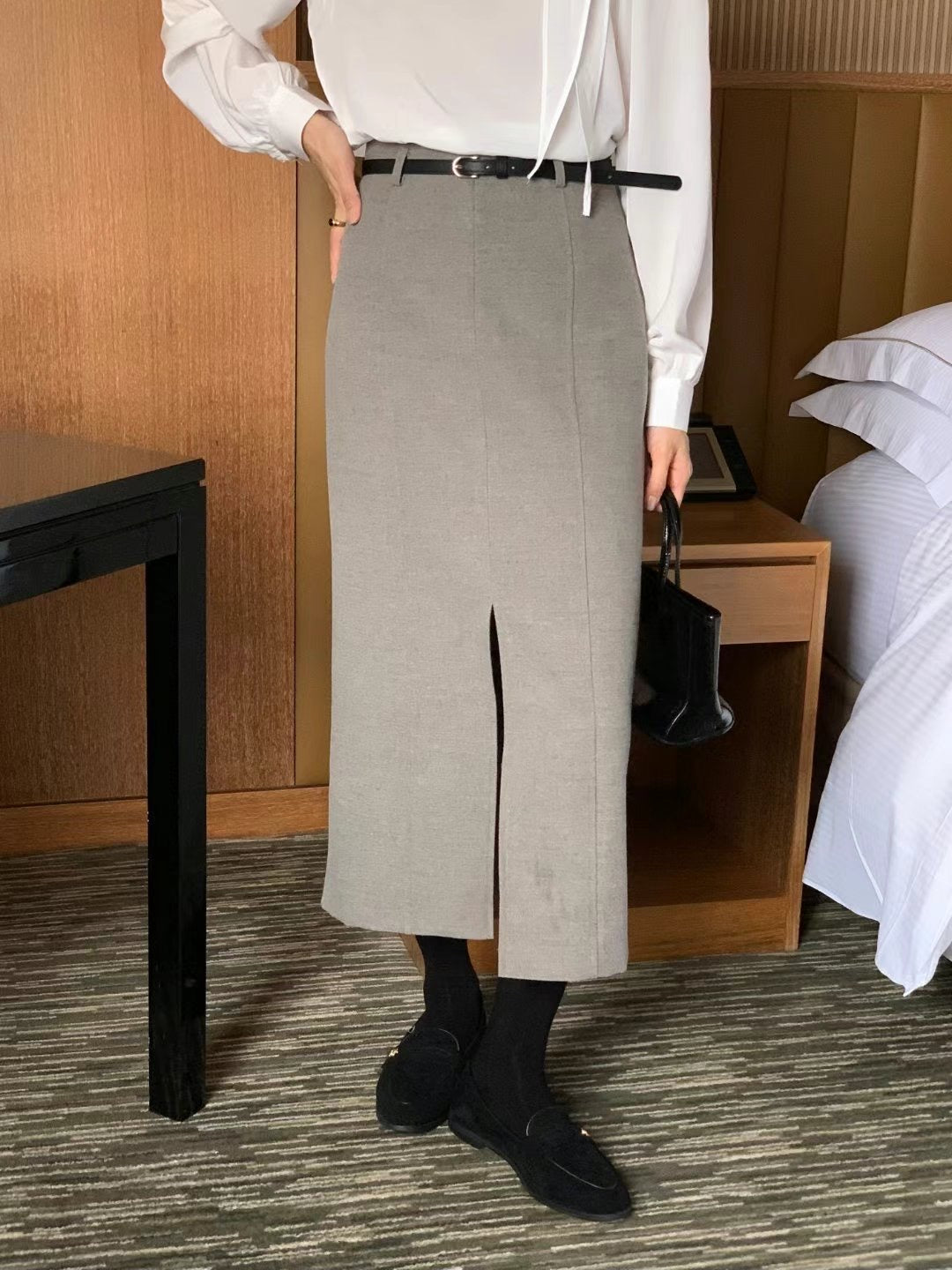 Middle Slit Wool Skirt with belt