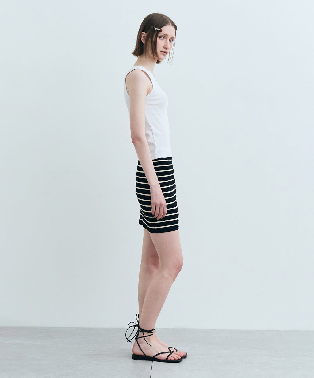 W U NECK SLEEVELESS