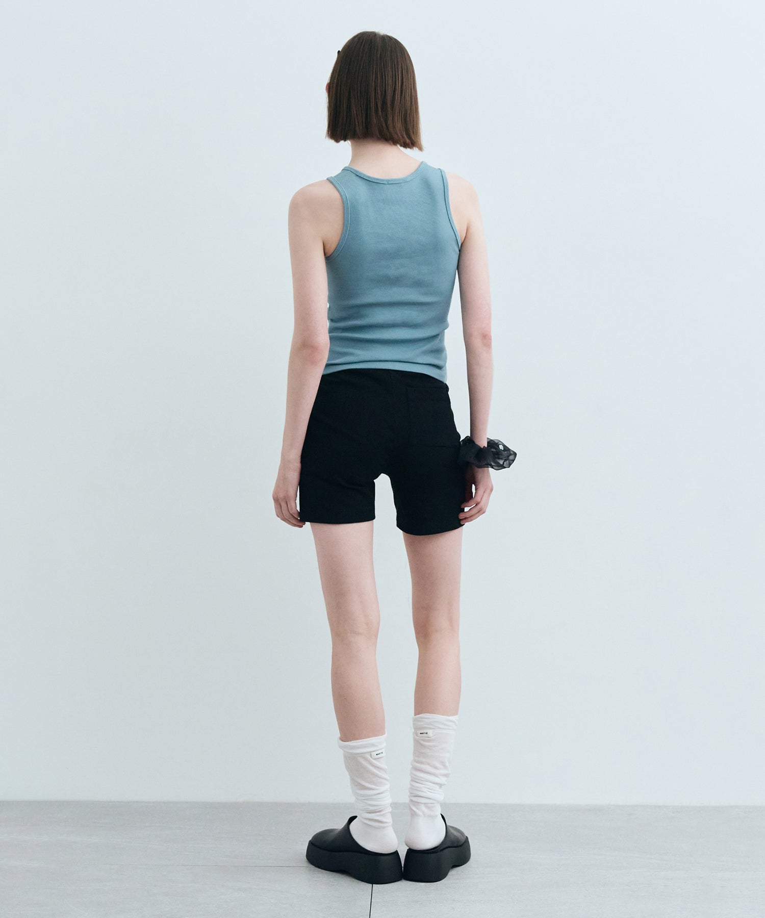 W U NECK SLEEVELESS