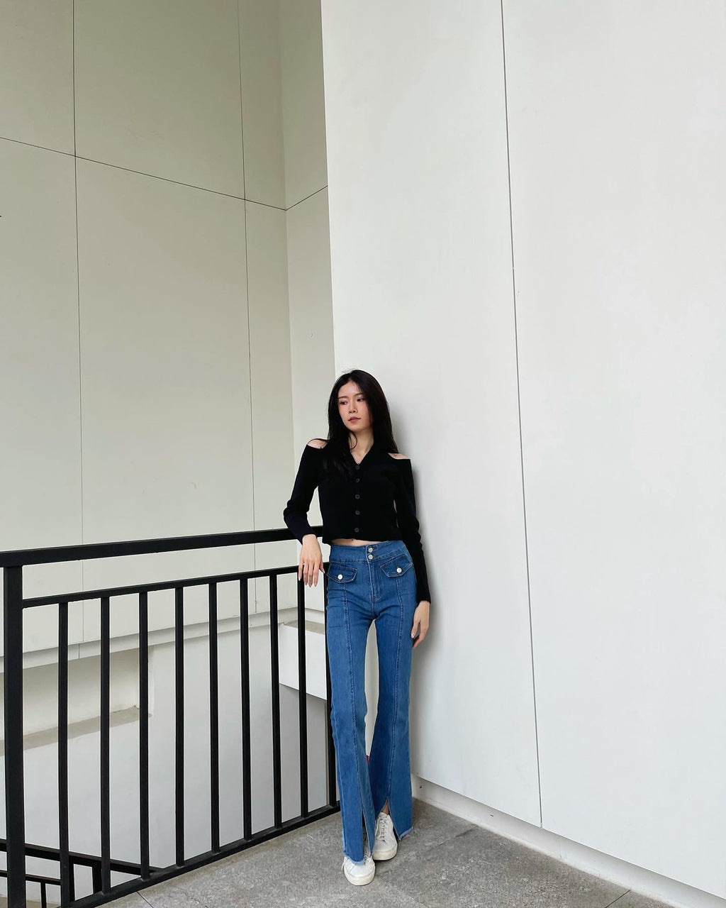 V neck strapped knit top