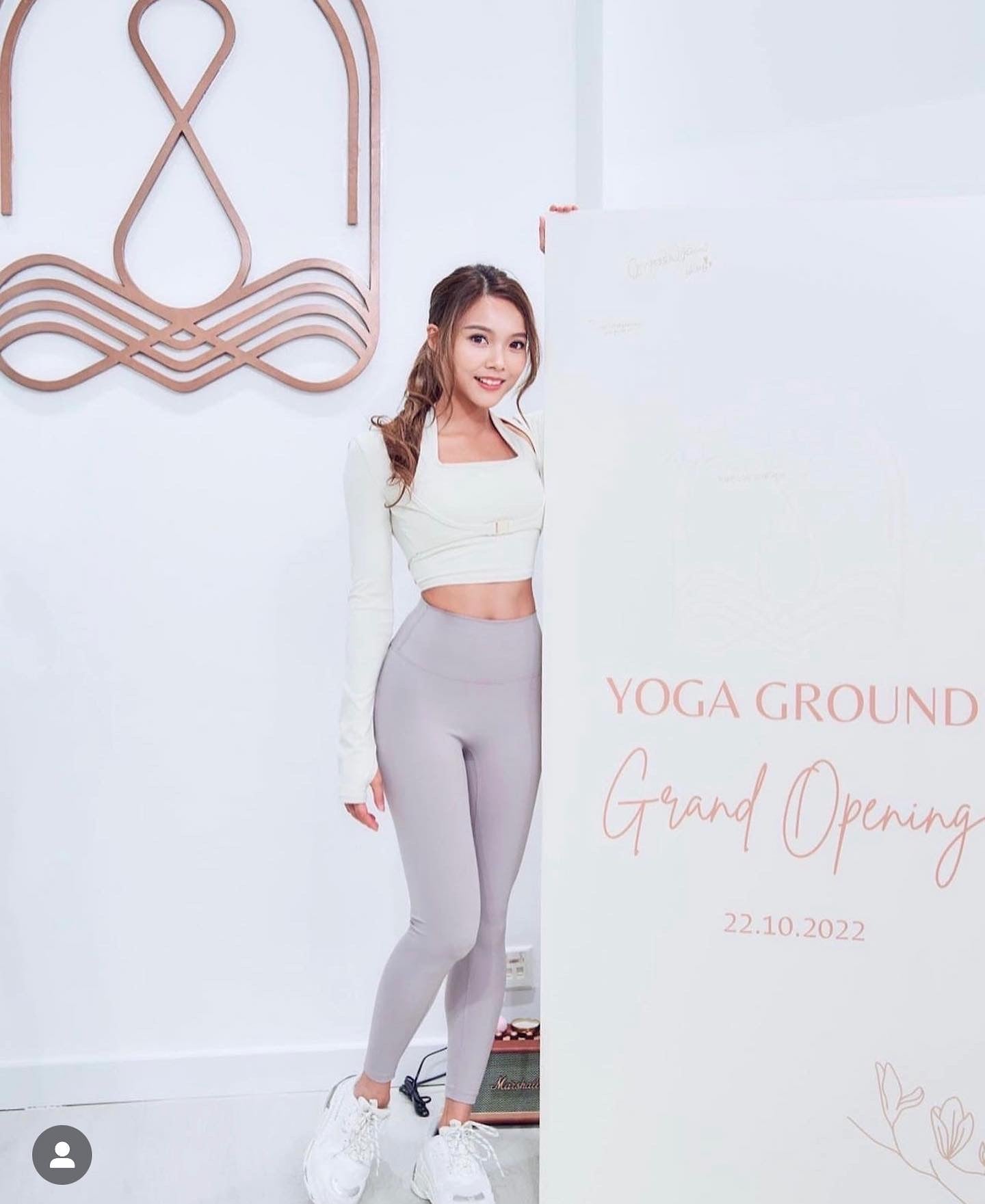 Cross Neck & Button up Long Sleeves Sports Bra